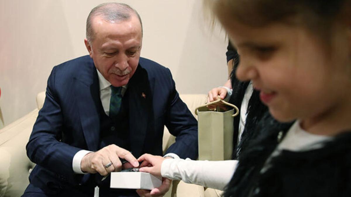Cumhurbaşkanı Erdoğan'dan g&ouml;rme engelli &ouml;ğrencilere &ouml;zel hediye! 