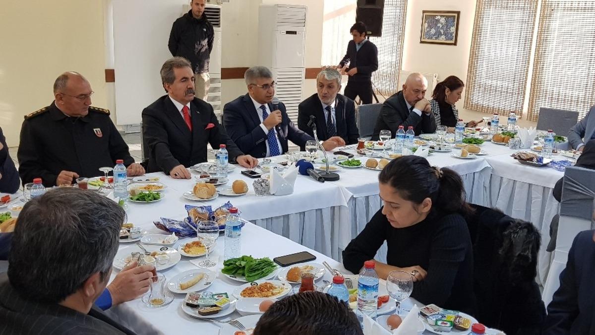 Vali G&uuml;rel gazetecilerle bir araya geldi