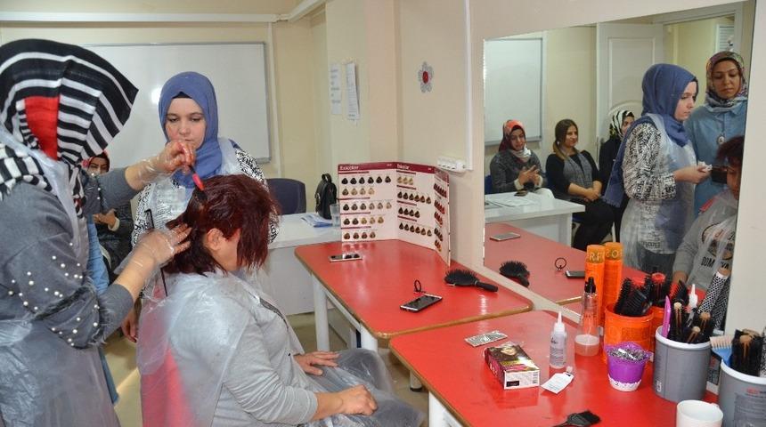 Yunusemre Belediyesi ile meslek sahibi oluyorlar