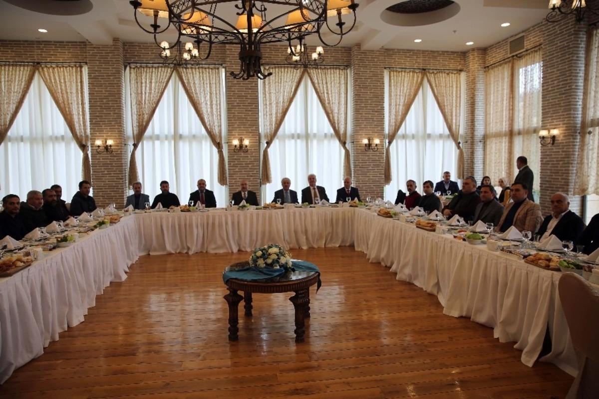 Vali Yaman gazetecilerle bir araya geldi