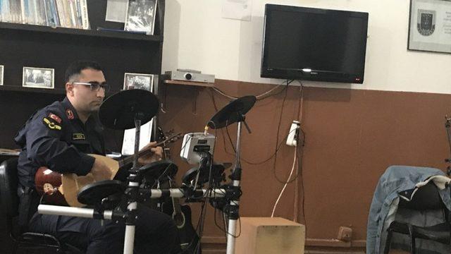 Liseli öğrencilerden askere destek konseri