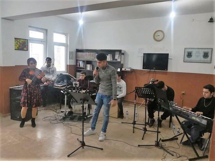 Liseli öğrencilerden askere destek konseri G2