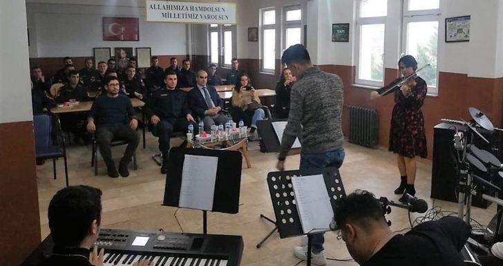 Liseli öğrencilerden askere destek konseri G3