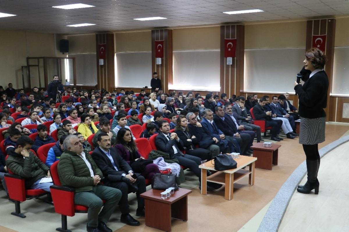 Zara&rsquo;da "Sınav Hazırlığında ve Meslek Tercihinde Hedef Belirleme" semineri