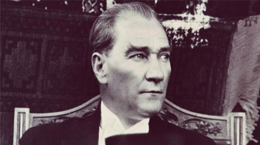 İzmir'de Atatürk posterinin üzerinin kapatılmasıyla ilgili soruşturma