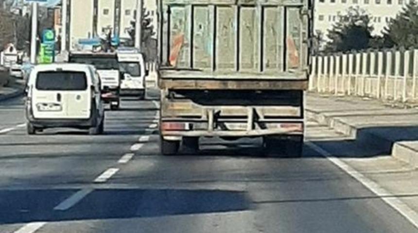 Aşırı y&uuml;klenmiş kamyon tehlike sa&ccedil;tı