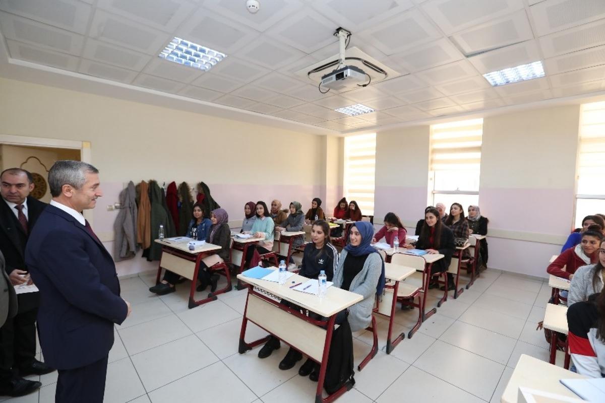 Şahinbey Belediyesi&rsquo;nden &ouml;ğrencilere kaynak kitap desteği