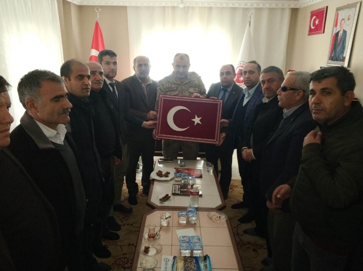 Batman İl Jandarma Komutanı &Ccedil;akmak, şehit yakınlarını ziyaret etti