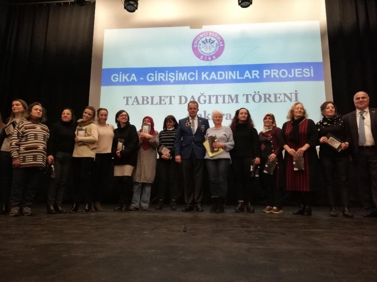 Girişimci kadınlara e-ticarette kullanmaları i&ccedil;in tablet dağıtıldı
