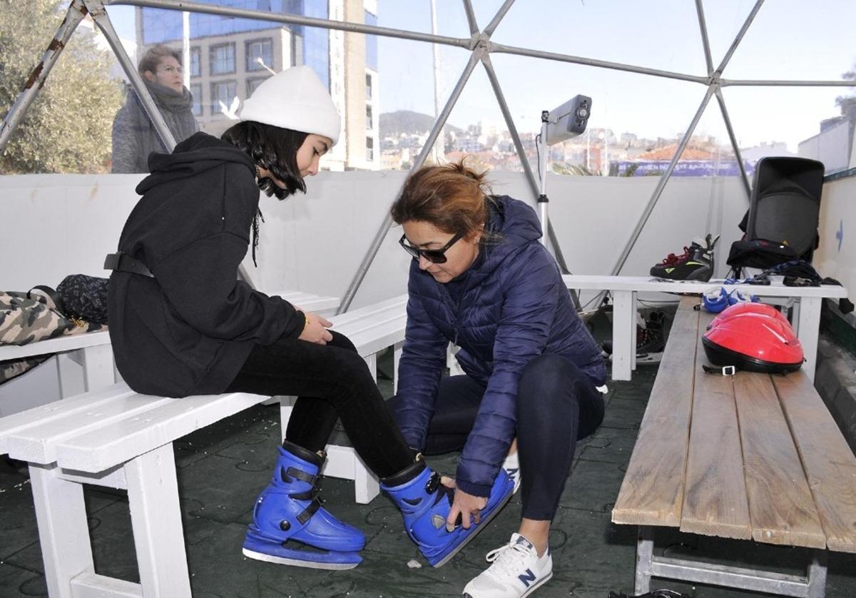 Kuşadası&rsquo;nda buz patenine yoğun ilgi