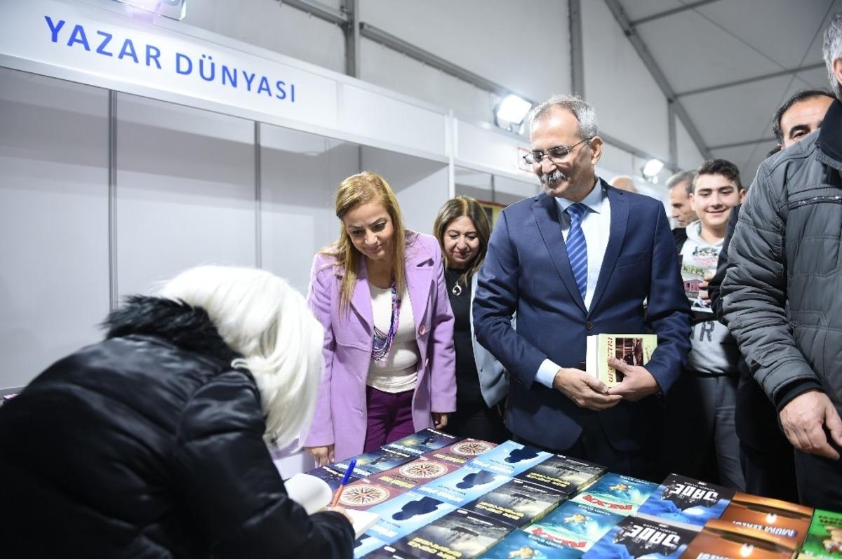 Tarsus Kitap Fuarı&rsquo;na ilk g&uuml;nden y&uuml;zlerce ziyaret&ccedil;i akın etti