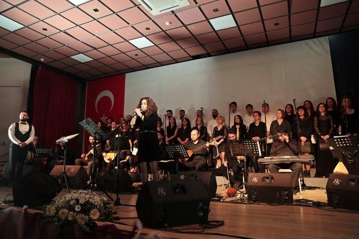 Akhisar Belediyesi THM Korosu ilk konserini verdi G3