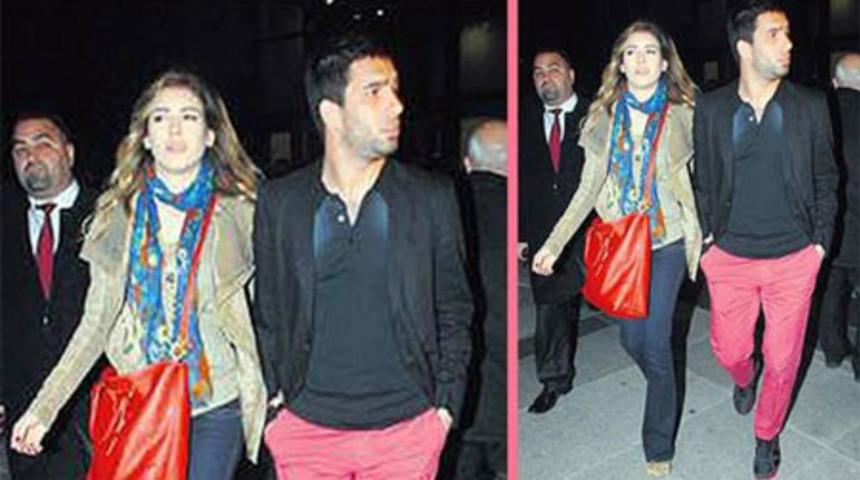 Pembe Pantolon Giydi