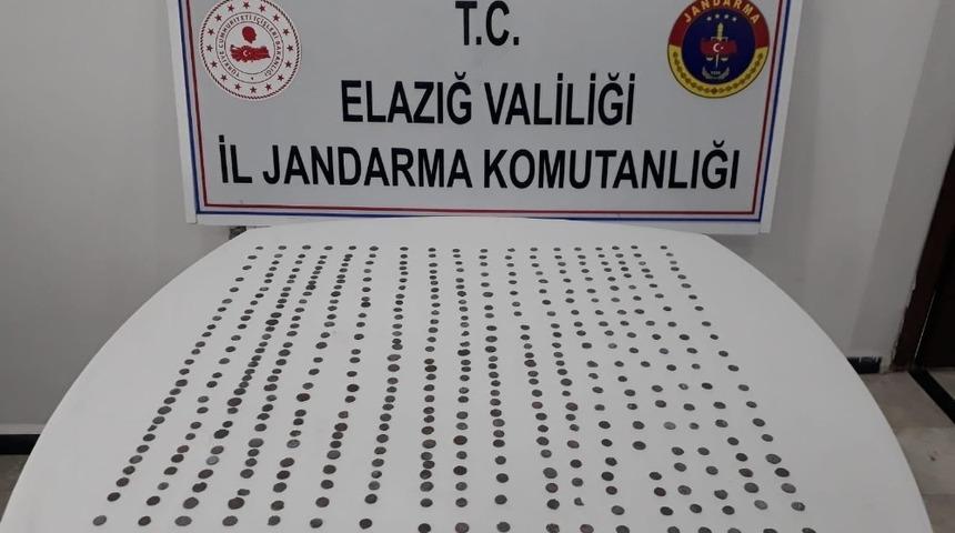 Jandarmanın ele ge&ccedil;irdiği 460 sikke bin 500 yıllık &ccedil;ıktı