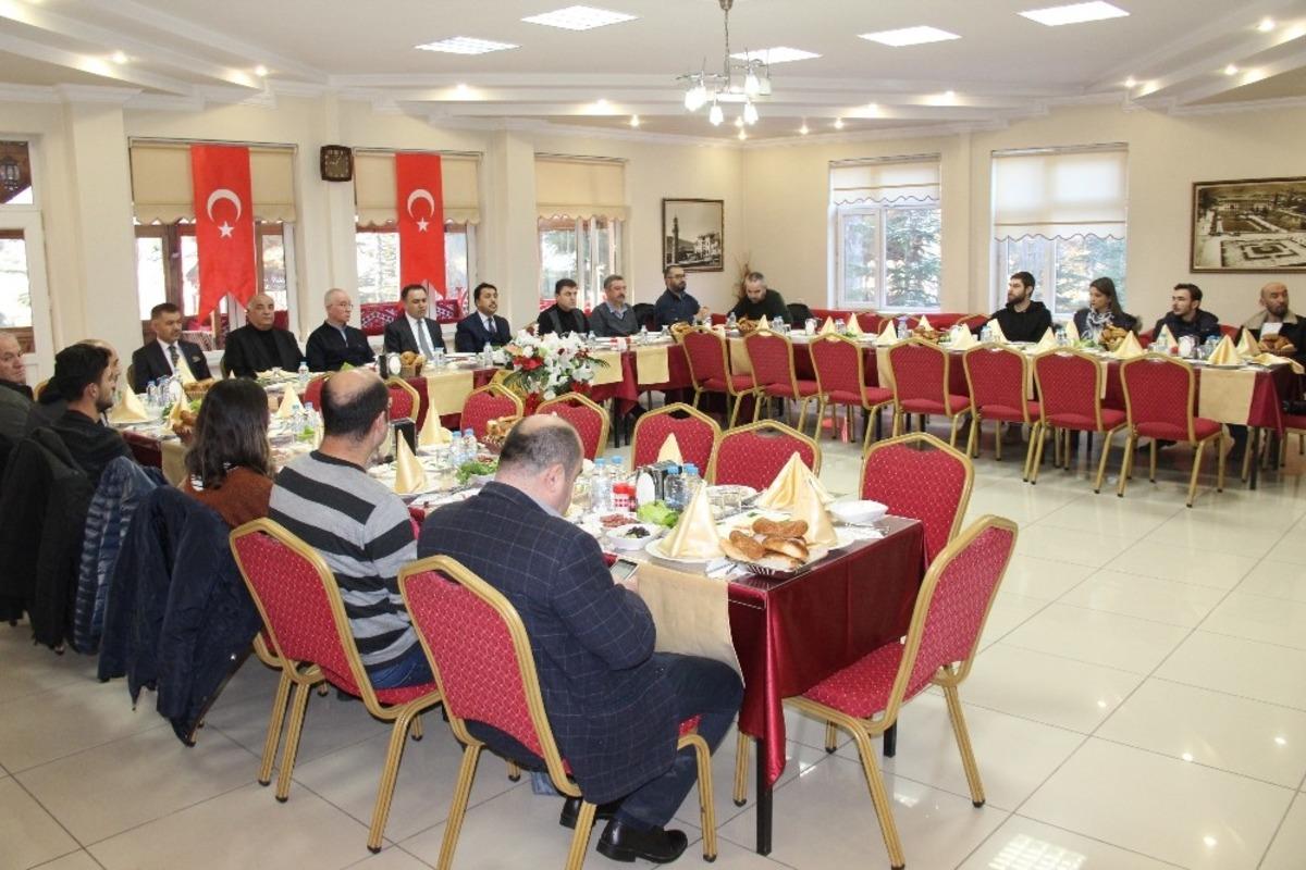 Vali &Ccedil;akır, &lsquo;&ccedil;alışan gazeteciler&rsquo; g&uuml;n&uuml;n&uuml; kutladı