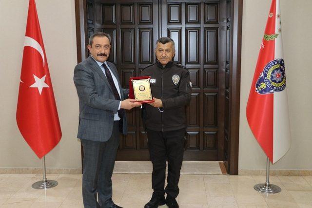 Ankara İl Emniyet Müdürü’nden görevi dolan bekçilere ödül