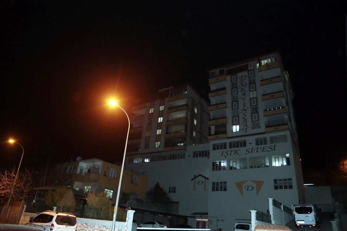 Apartmanın 9. katından d&uuml;şen bebek yaşamını yitirdi