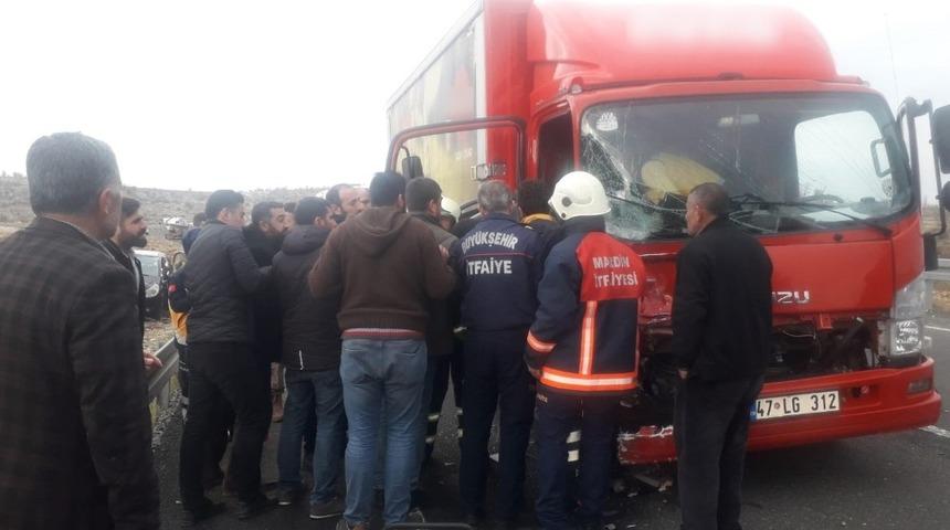Mardin&rsquo;de kamyonet ve otomobil &ccedil;arpıştı: 4 yaralı