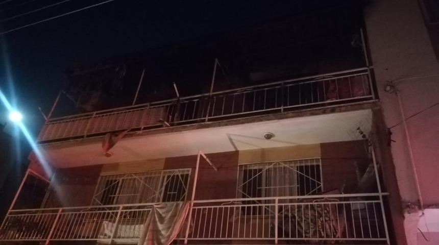 İzmir&rsquo;de 3 katlı binada korkutan yangın