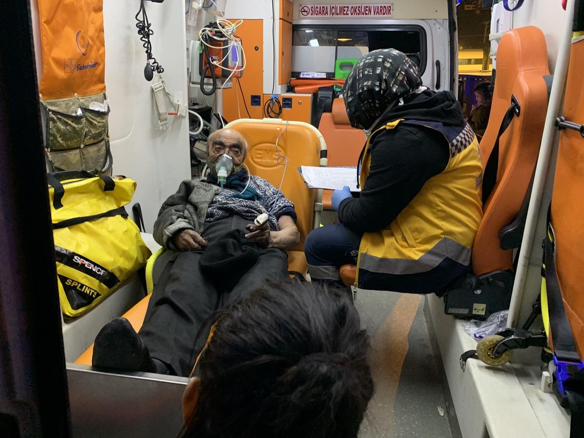Kadık&ouml;y'de 7 katlı binana yangın! 11 kişi kurtarıldı, 4 kişi hastaneye kaldırıldı