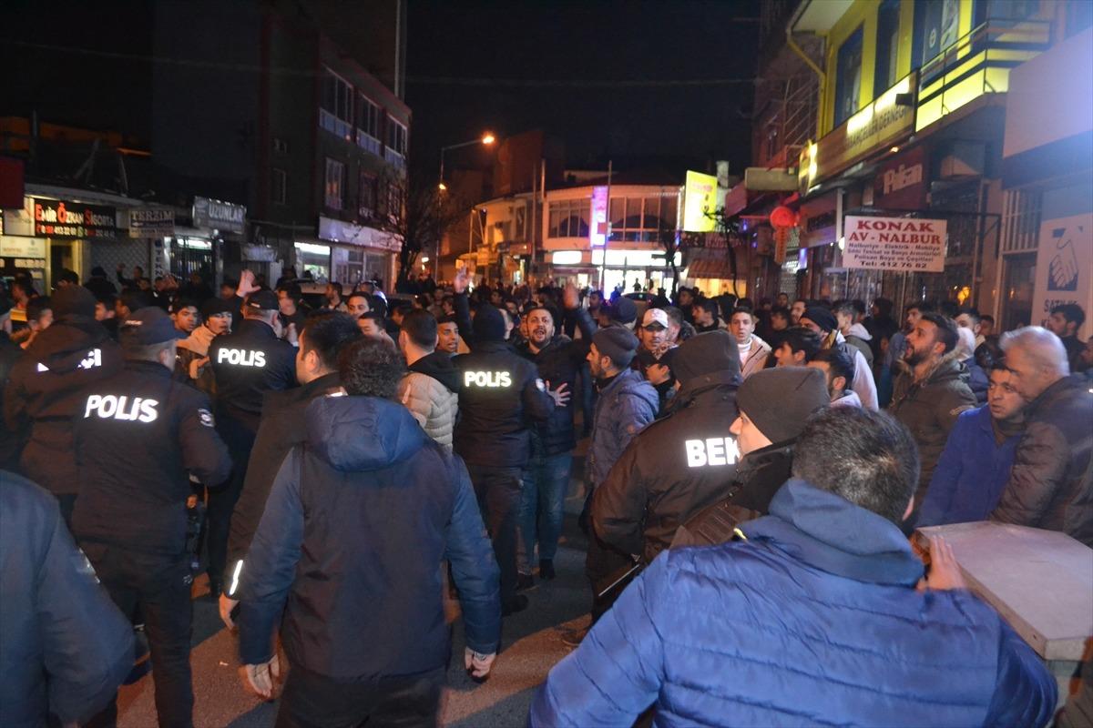 L&uuml;leburgaz'da eğlence mekanında silahlı kavga: 1'i polis 2 yaralı