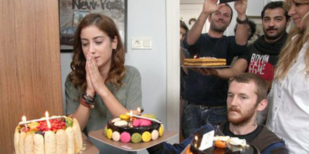 Hazal Kaya'ya s&uuml;rpriz parti