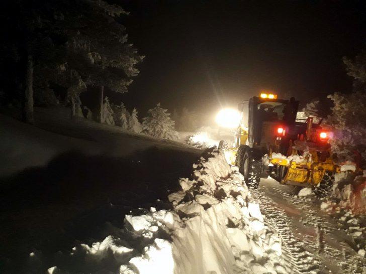 Korku dolu anlar! Spil Dağı'nda 2 gün mahsur kalan aile, uçurumun kenarına sürüklenmiş G1