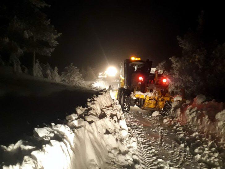 Korku dolu anlar! Spil Dağı'nda 2 gün mahsur kalan aile, uçurumun kenarına sürüklenmiş G3