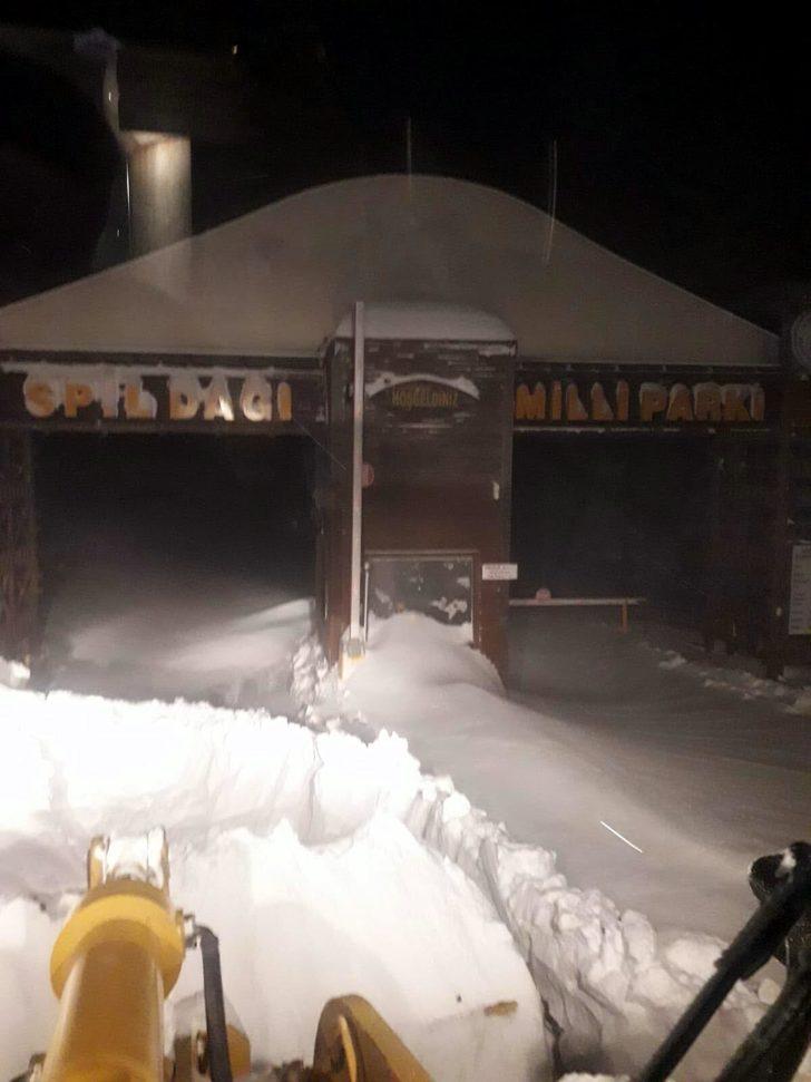 Korku dolu anlar! Spil Dağı'nda 2 gün mahsur kalan aile, uçurumun kenarına sürüklenmiş G5