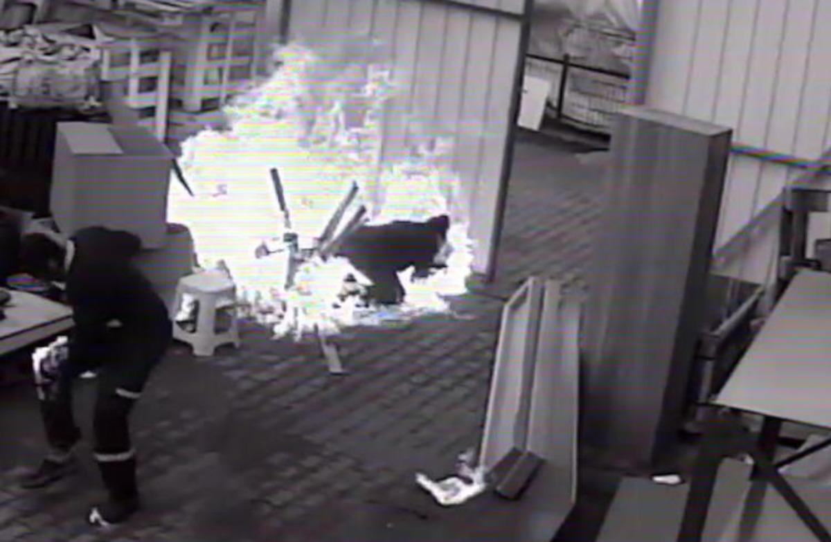 Dehşeti yaşadı! Ateşe tiner d&ouml;ken gen&ccedil;, alevlerin arasında kaldı