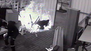 Dehşeti yaşadı! Ateşe tiner döken genç, alevlerin arasında kaldı