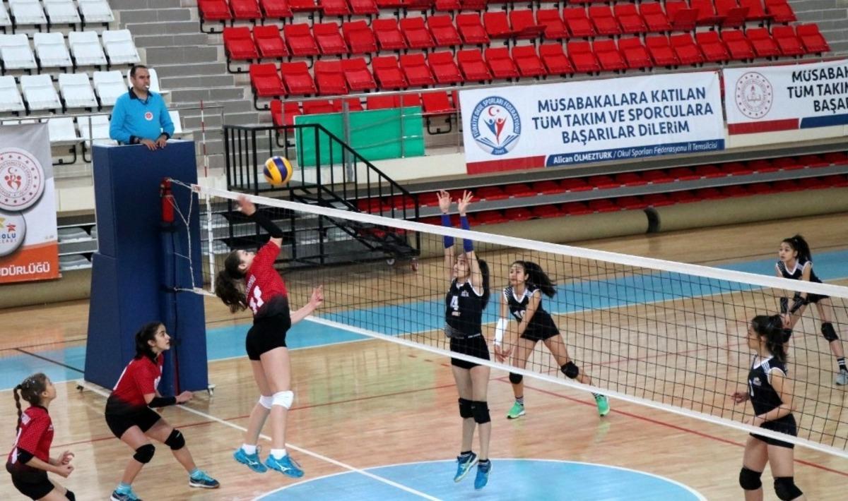 ANALİG voleybol &ccedil;eyrek finalleri başladı
