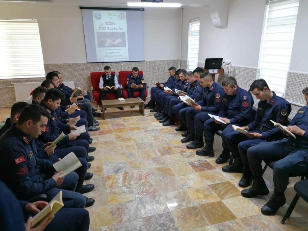 Askerler kitap okuma kampanyasına destek verdi