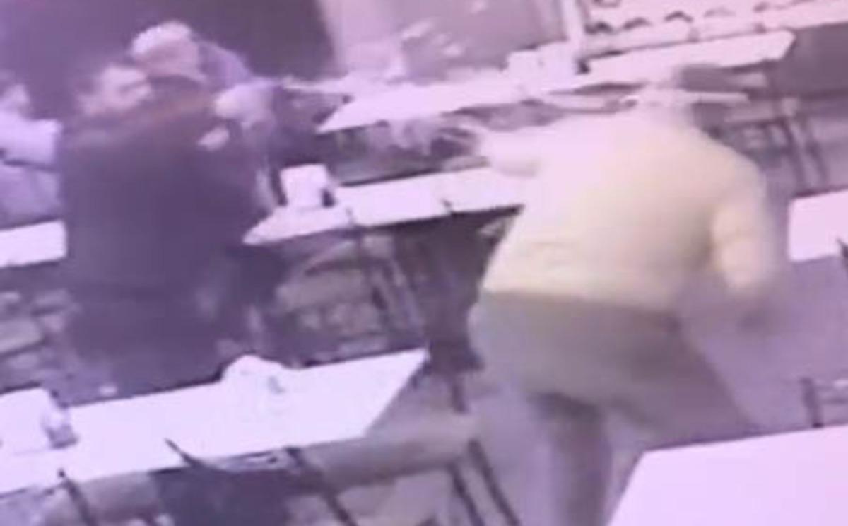 Eğlence mekanının &ouml;n&uuml;nde 2 kişiyi vurdu, 'korkutmak i&ccedil;indi' dedi