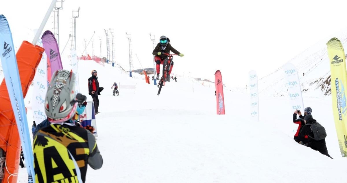 Paland&ouml;ken festivali dolu dolu ge&ccedil;iyor