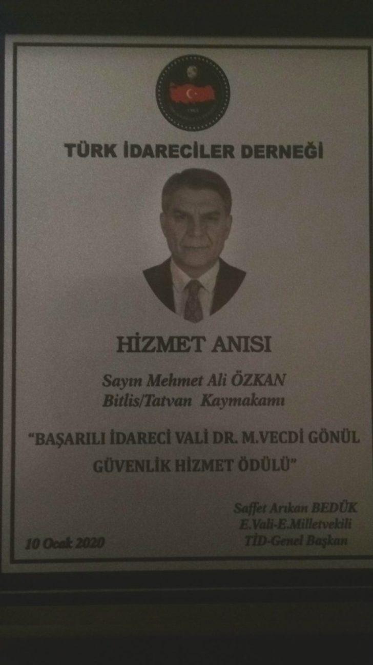 Kaymakam Özkan’a "Yılın İdarecisi" ödülü verildi G3