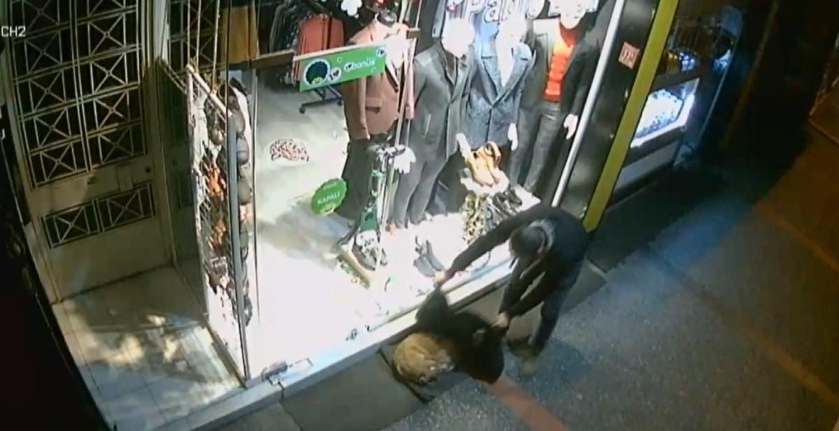 Balıkesir'de y&uuml;rek ısıtan g&ouml;r&uuml;nt&uuml;! Mağaza &ouml;n&uuml;nde &uuml;ş&uuml;yen k&ouml;peğe montunu verdi