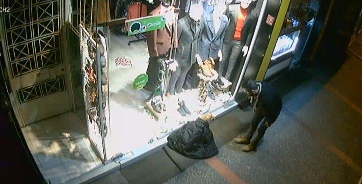 Balıkesir'de yürek ısıtan görüntü! Mağaza önünde üşüyen köpeğe montunu verdi G2