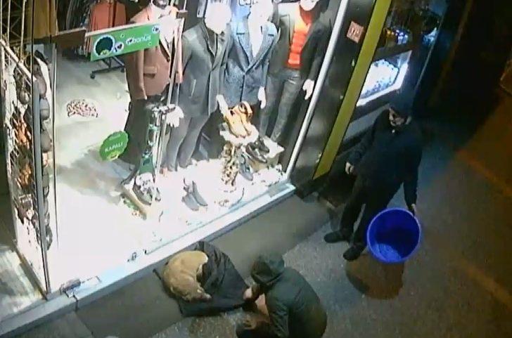 Balıkesir'de yürek ısıtan görüntü! Mağaza önünde üşüyen köpeğe montunu verdi G5