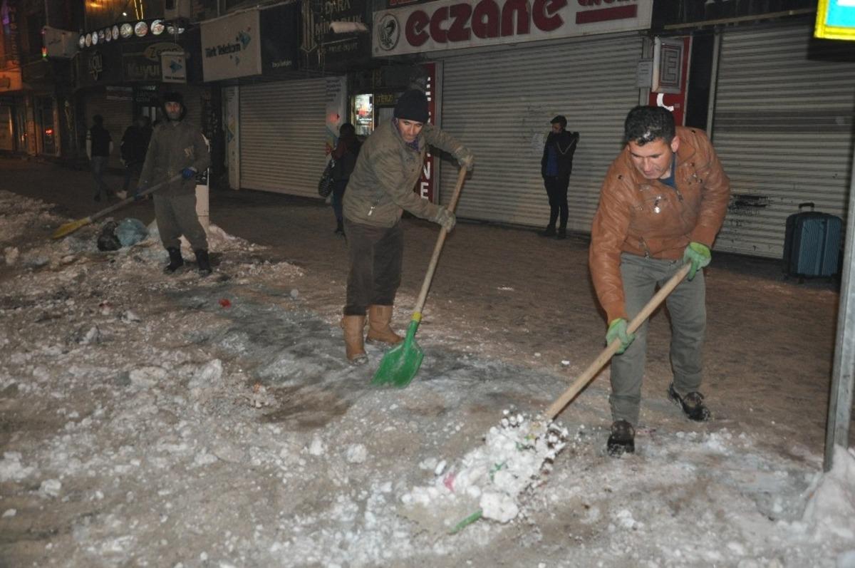 Y&uuml;ksekova&rsquo;da belediyesinin gece mesaisi