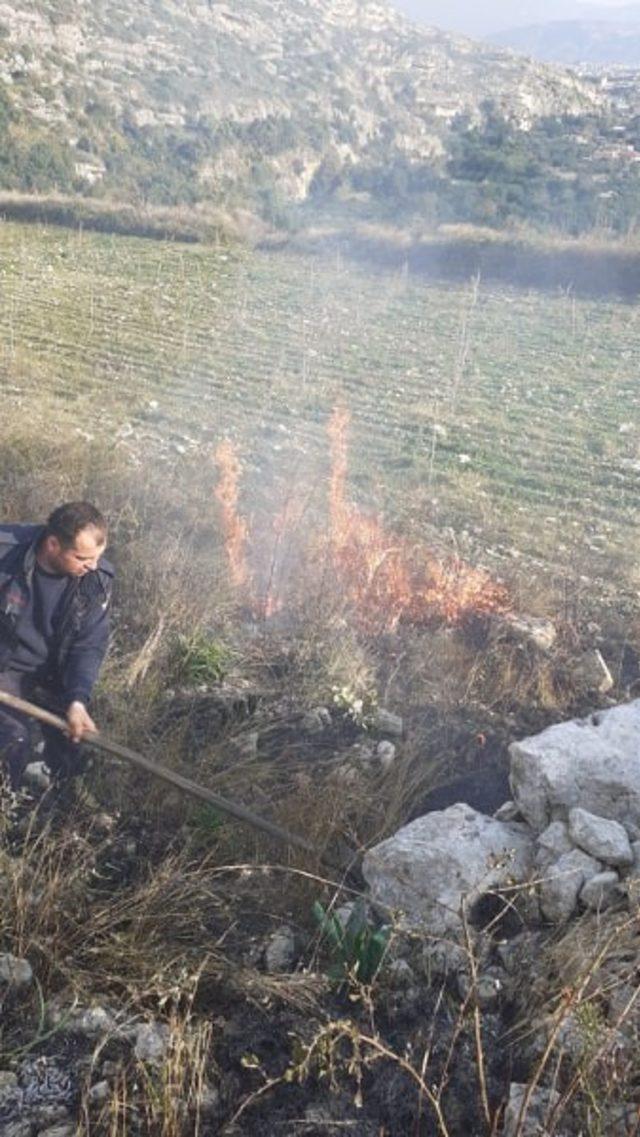 Samandağ’da kuru ot yangını