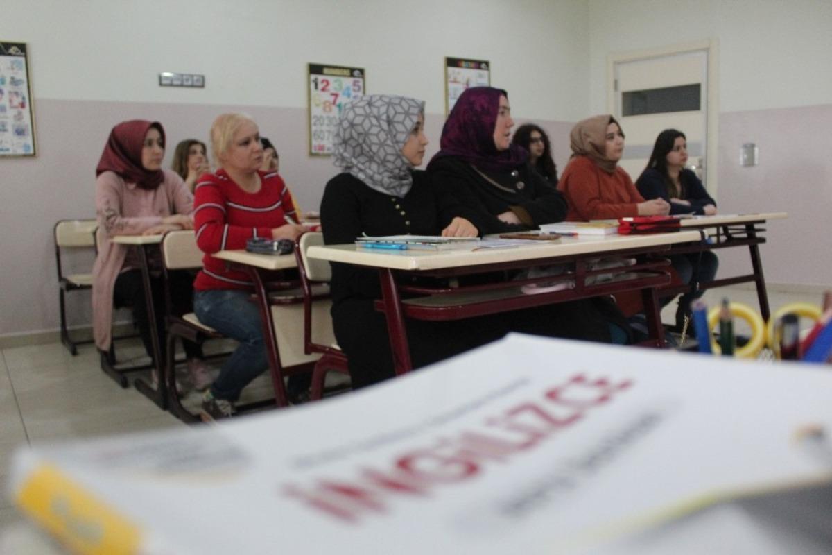 Ev hanımları İngilizce &ouml;ğreniyor