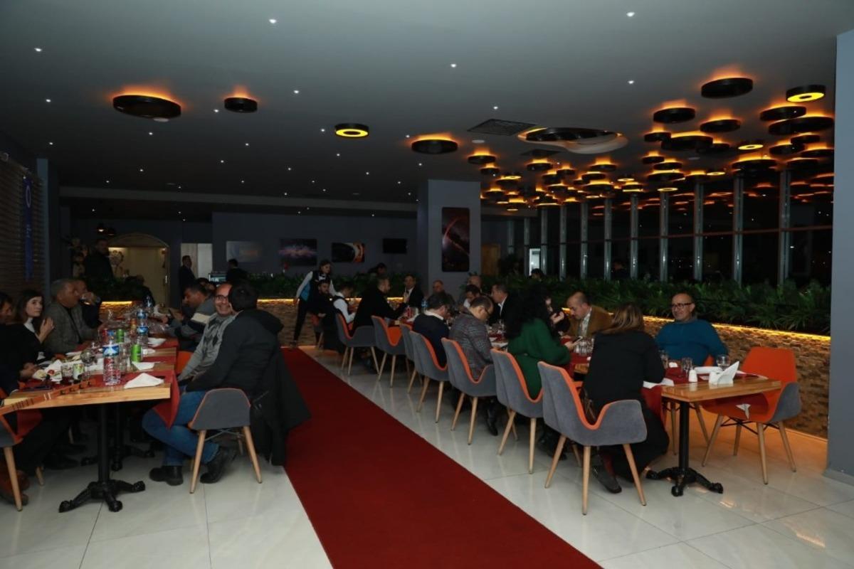 Rekt&ouml;r &Ccedil;omaklı, gazetecilerle yemekte buluştu