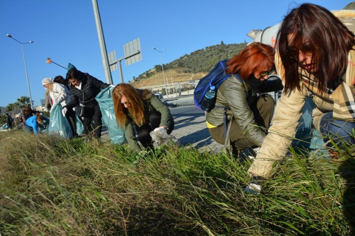 S&ouml;ke&rsquo;de karayolu kavşağında temizliğe dikkat &ccedil;ektiler