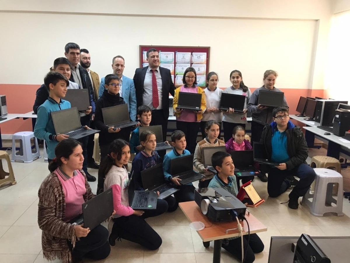 &Ouml;ğrencilere bilgisayar hediye edildi
