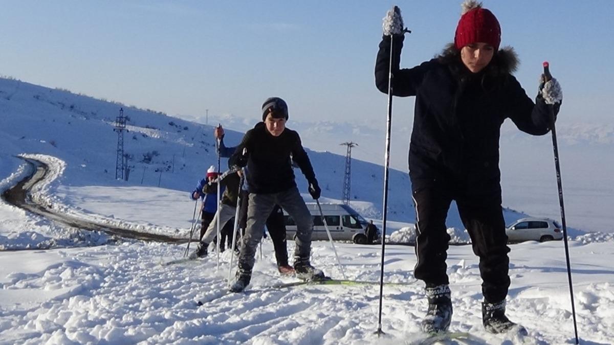 Sporcular, kayaklı koşu şampiyonasına y&uuml;ksek kesimlerde hazırlanıyor