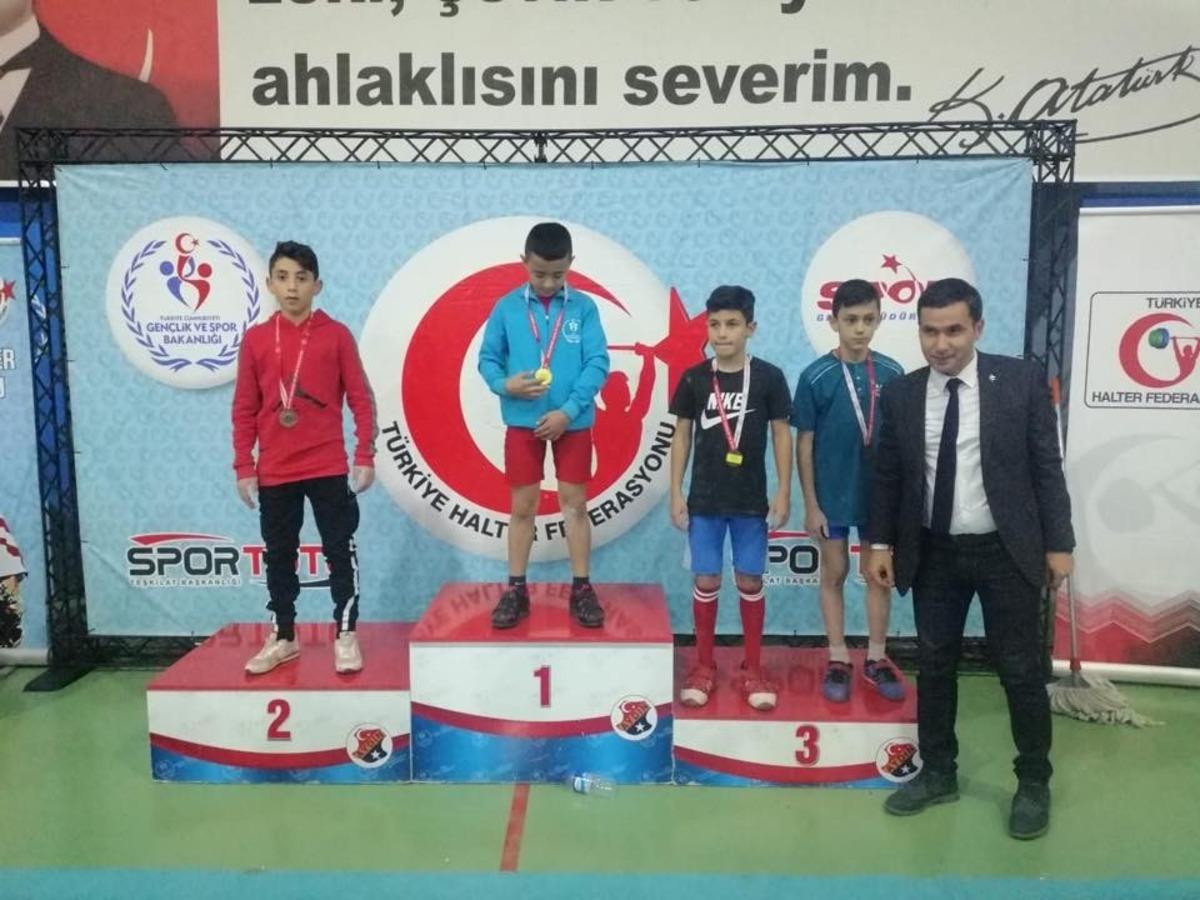 Uşaklı &ouml;ğrenci &lsquo;Halter Şampiyonası&rsquo;nda&rsquo; T&uuml;rkiye 2. oldu