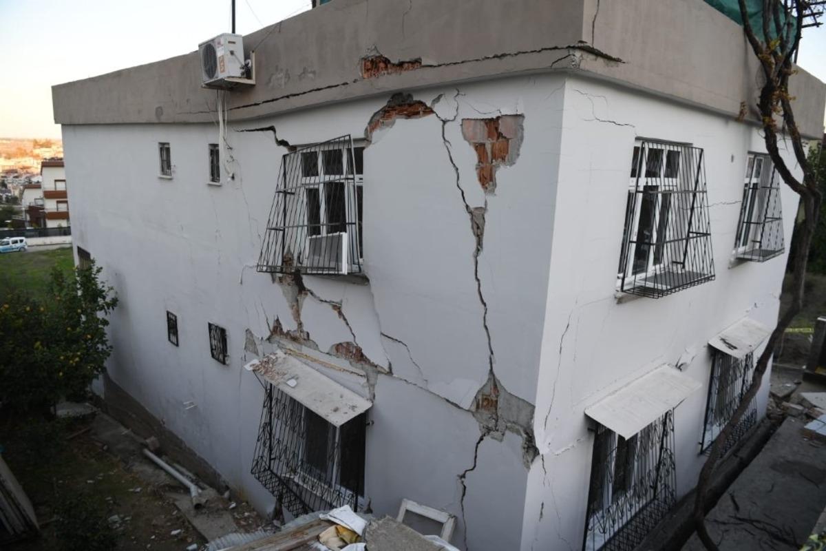 Yağmurda zarar g&ouml;rerek yarıklar oluşan ev yıkıldı