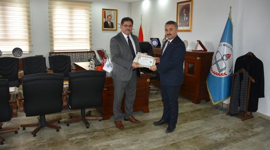 &Ouml;ğretmenlere &uuml;st&uuml;n başarı belgesi verildi