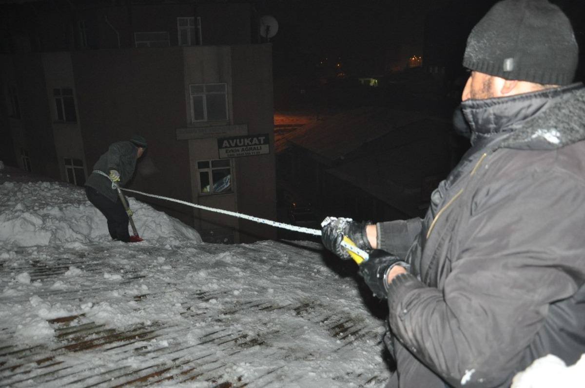 Eksi 20 derecede 50 TL i&ccedil;in &ccedil;atı temizliyorlar